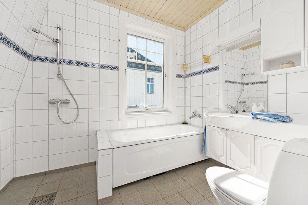 Bad i 2. etasje er 5 kvm. og er pusset opp ca. 1995. Badet har dusjløsning, badekar og varmekabler i gulv. Romslig baderomsinnredning med god lagringsplass i over -og underskap. Galleribilde