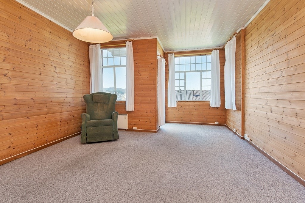 Stuen i 1. etasje er 18,5 kvm. og har nedgang til terrassen i hagen. Rommet har vært utleid og benyttet som soverom 3. Galleribilde