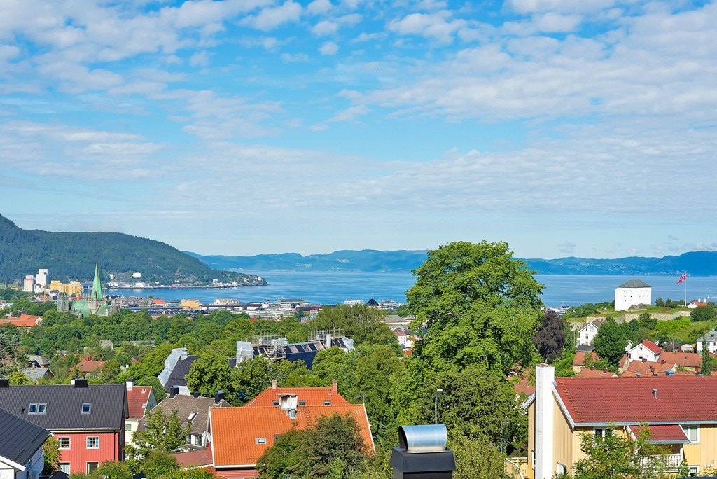 Utsikt fra balkong i 2.etasje. Kristiansten Festning til høyre i bildet og Nidarosdomen til venstre i bildet. Galleribilde