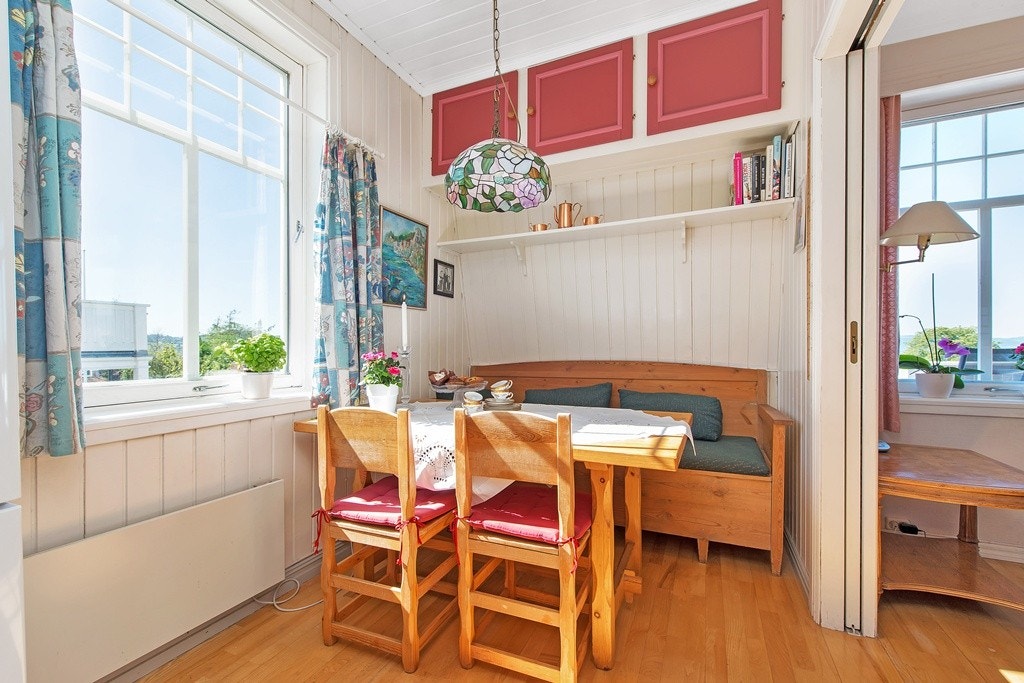 Kjøkkenet er 11 kvm. og har plass for spisebord, skyvedører inn til stuen og masse lys fra store vindusflater. Galleribilde