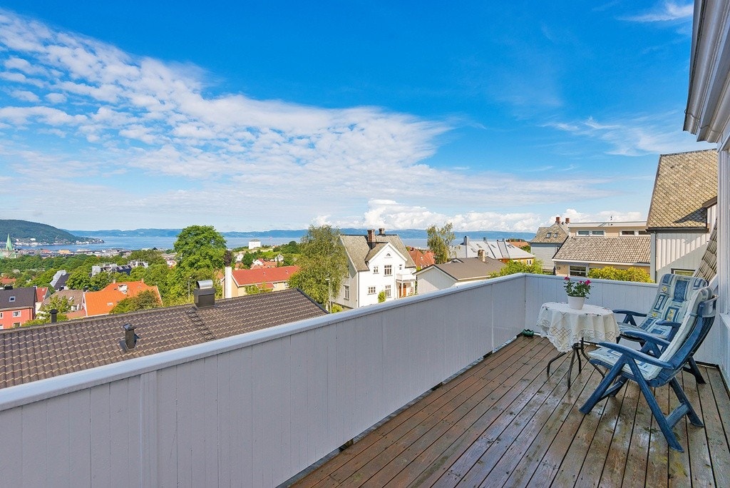 Balkongen er ny fra 2010 hvor den ble utvidet etter godkjenning fra Trondheim kommune. Spektakulær utsikt over Trondheim og Trondheimsfjorden med oversikt over kjente landemerker som Kristiansten festning, Munkholmen og Nidarosdomen. Galleribilde