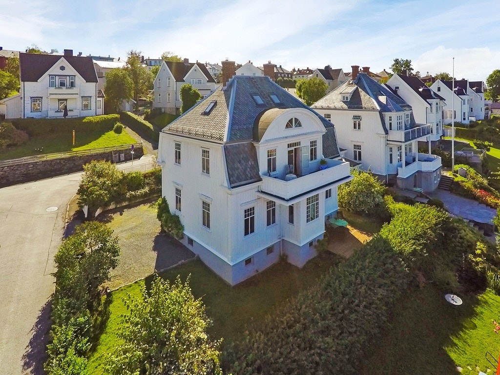 Velkommen til Strindvegen 44. En klassisk jugendvilla i ett av Trondhems desidert mest populære boligområder på Øvre Singsaker. Meglerhuset Nylander avd. Søndre gate ved Sindre Hoem Mathisen Galleribilde