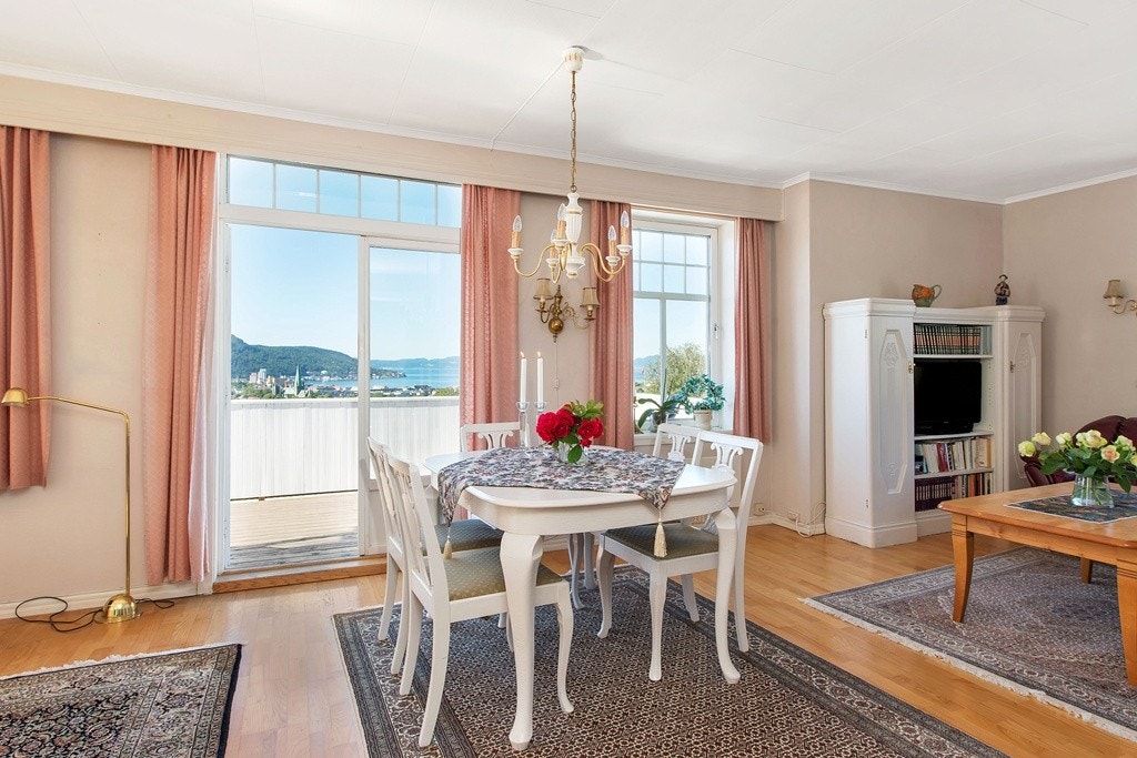 Stue i 2.etasjen er 30 kvm. og har utgang til balkongen med flott utsikt. Store vindusflater og gjennomlys kombinert med lyse overflater skaper en lys tiltalende stemning i stuen. Galleribilde