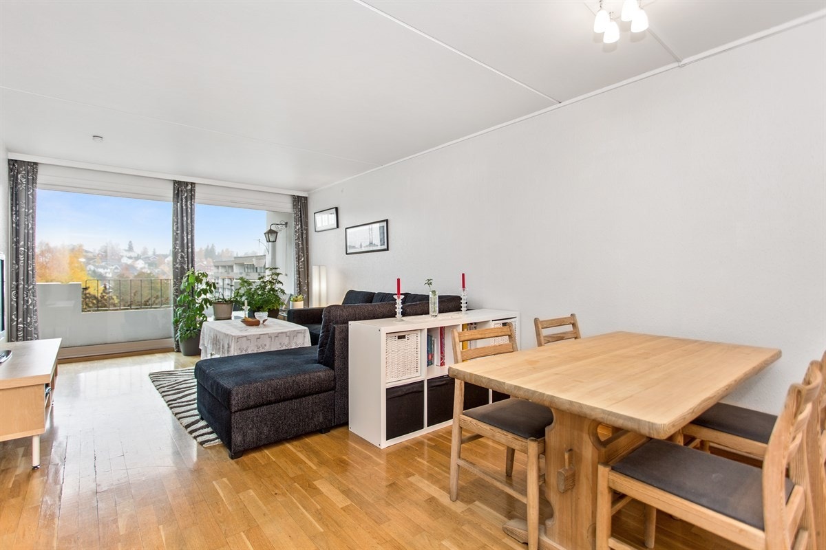 Plass til både spiseplass og sittegruppe i stuen. Galleribilde
