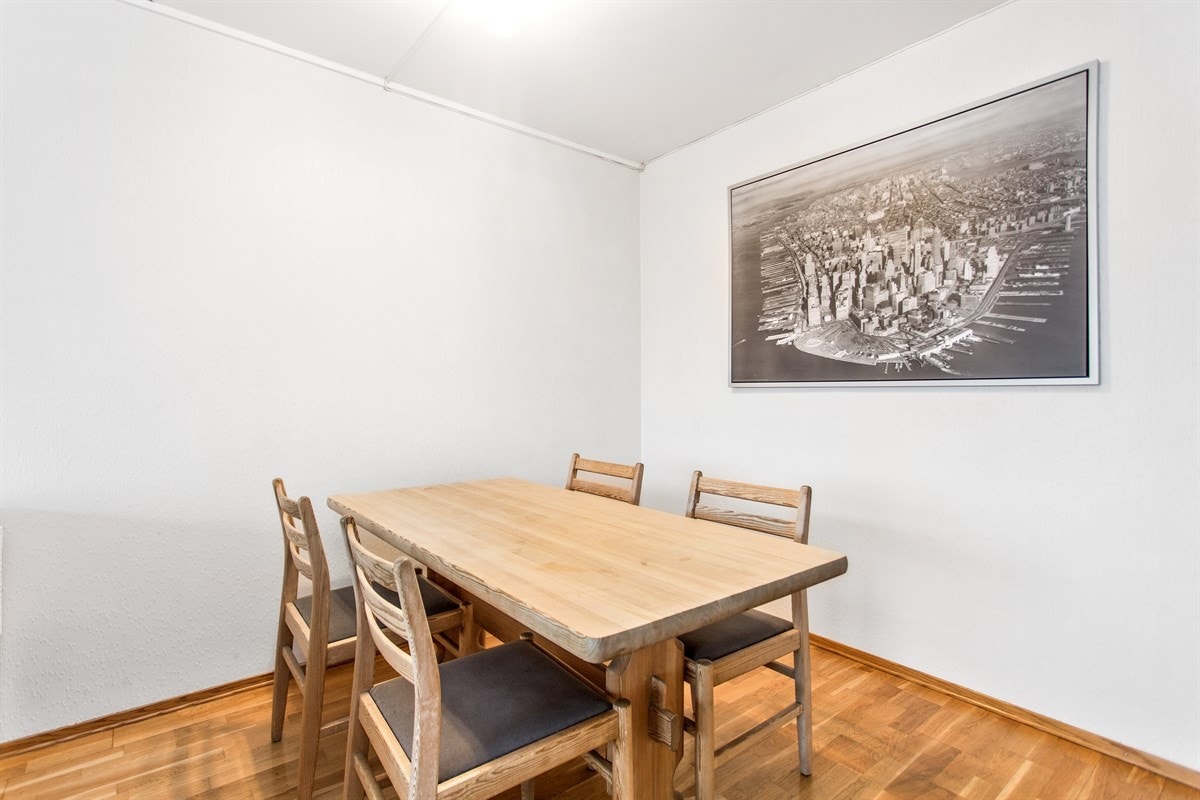 Spiseplass i stuen. Galleribilde