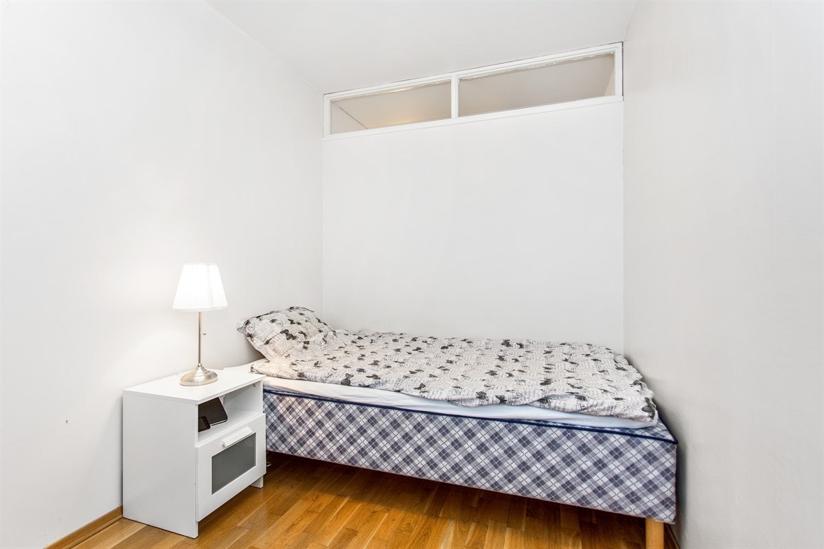 Plass til dobbeltseng og nattbord. Galleribilde