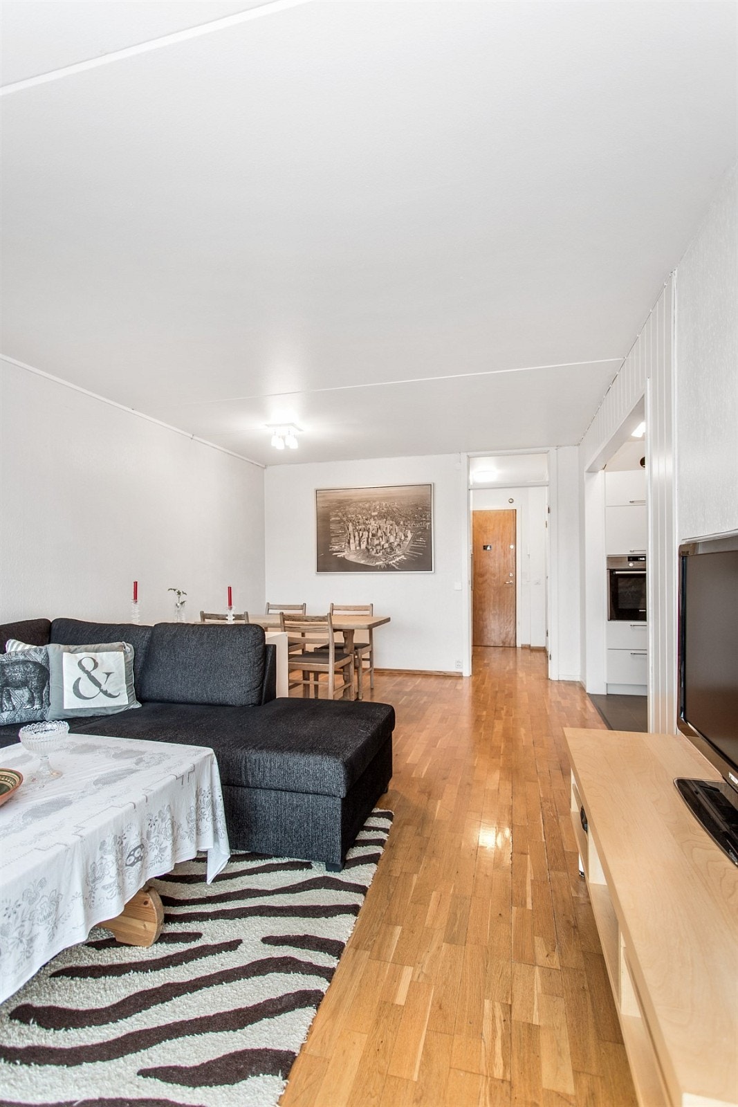 Lys og arealeffektiv stue. Galleribilde