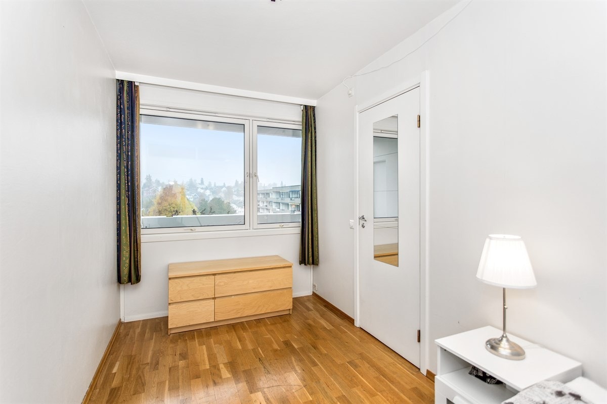 Store vinduer som slipper inn rikelig med naturlig lys på soverommet. Galleribilde