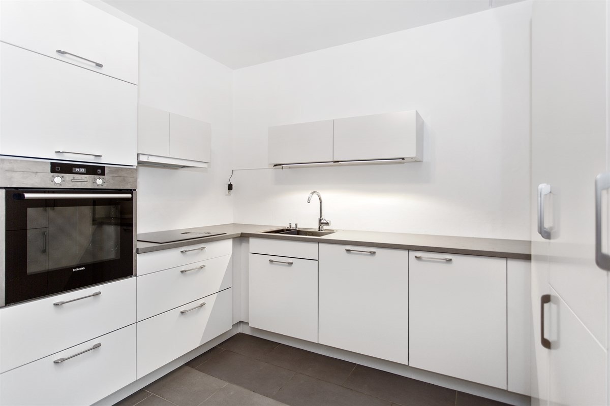 God skap - og benkeplass på kjøkkenet. Galleribilde