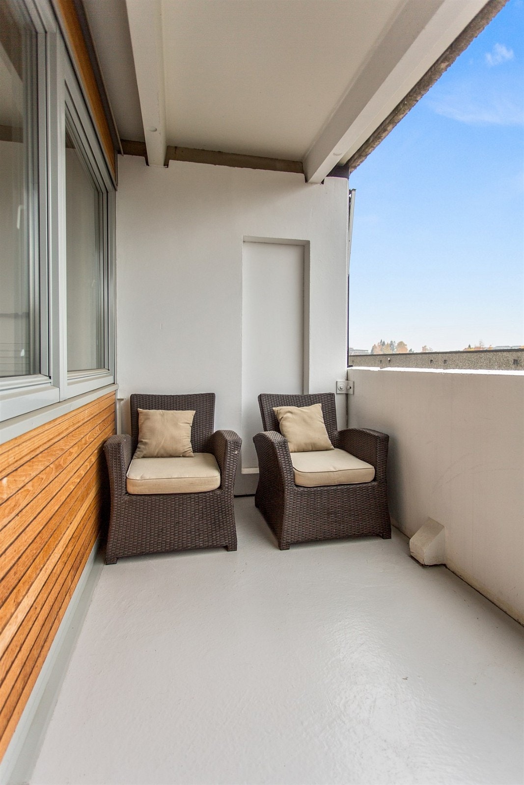 Balkong med plass til sittegruppe på begge sider. Galleribilde