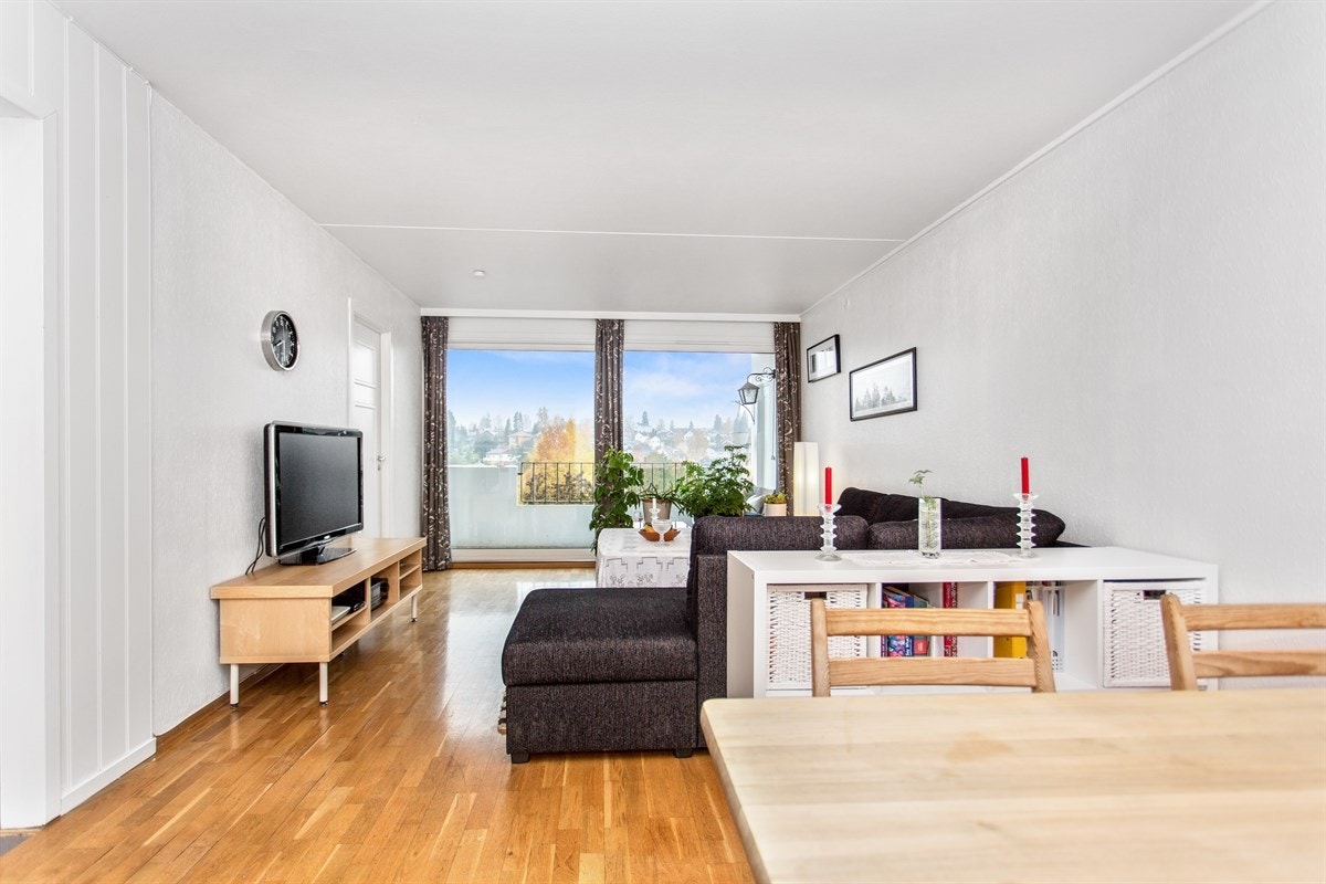 Store vinduer i stuen gir en herlig romfølelse. Galleribilde