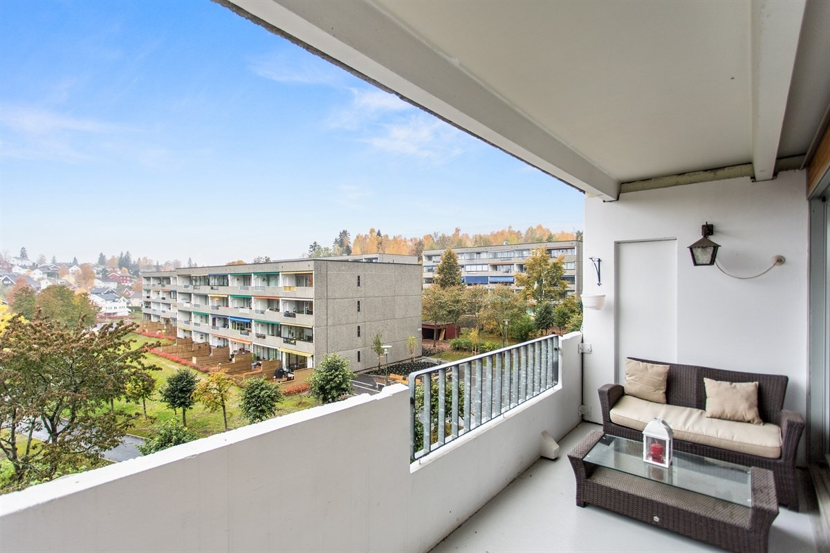 10 kvm nordvestvendt balkong. Her kan man nyte ettermiddag- og kveldssolen. Elektrisk grill er tillatt. Galleribilde