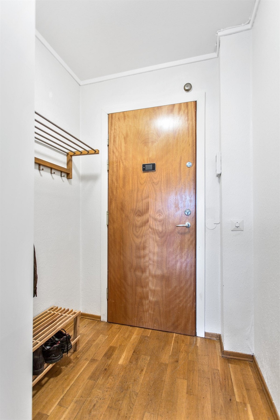 Innbydende entré med god plass til oppbevaring av sko og yttertøy. Dørcalling med TV-monitor. Galleribilde