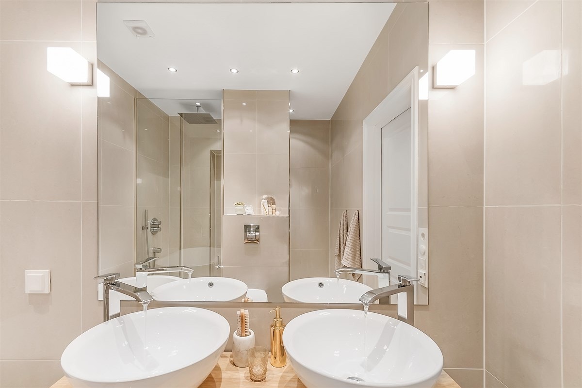 Bad/wc 1 med direkte adkomst fra hovedsoverommet Galleribilde