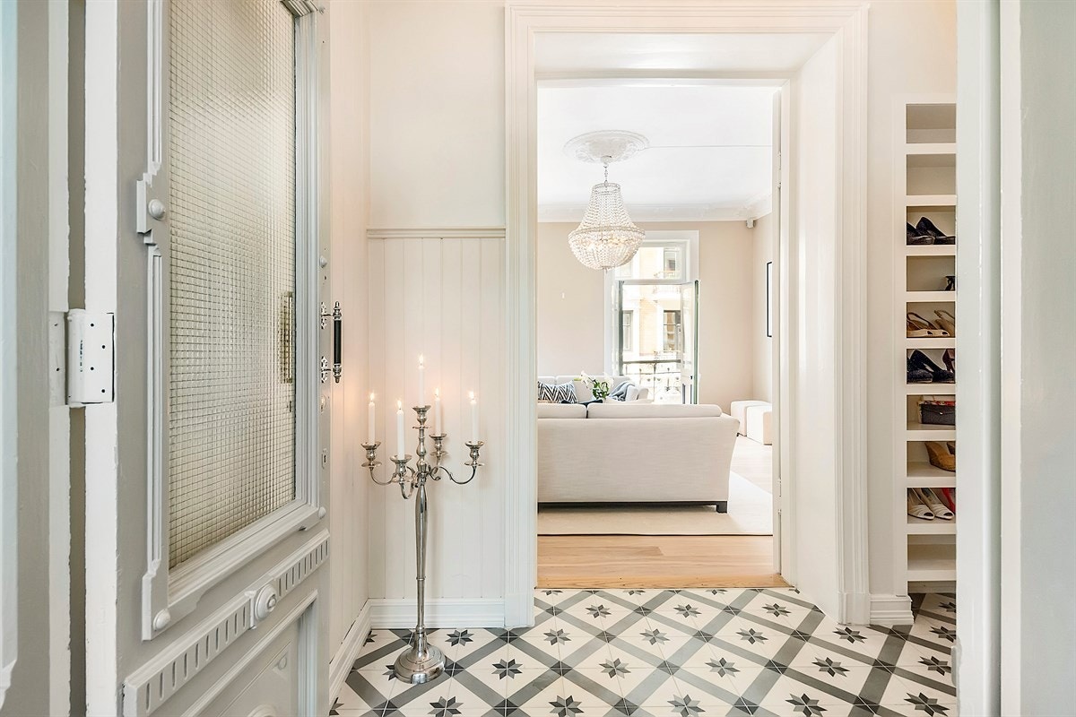 Fra et representativt inngangsparti går det jerntrapper med malte inntrinn til etasjeplan. Galleribilde