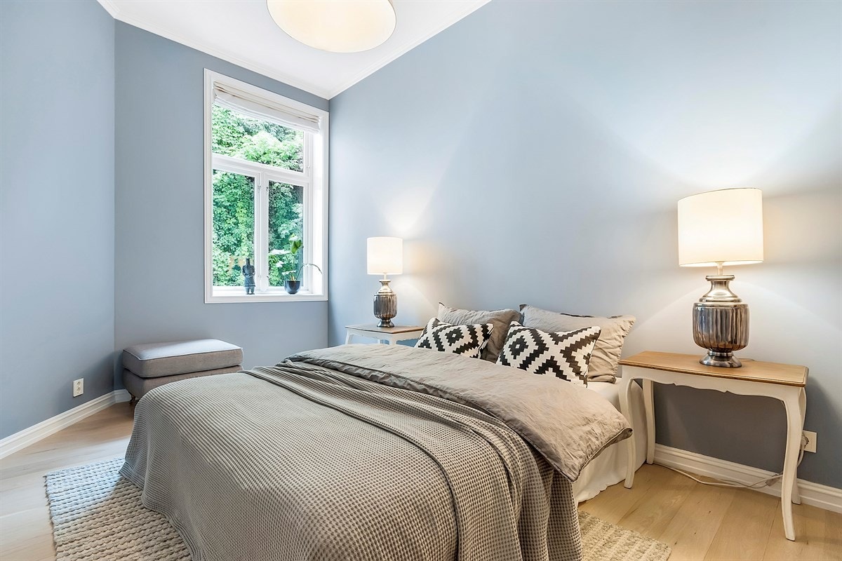 Leiligheten har tre fine soverom med plass for garderobeløsning, hvorav hovedsoverommet har en elegant rundovn Galleribilde