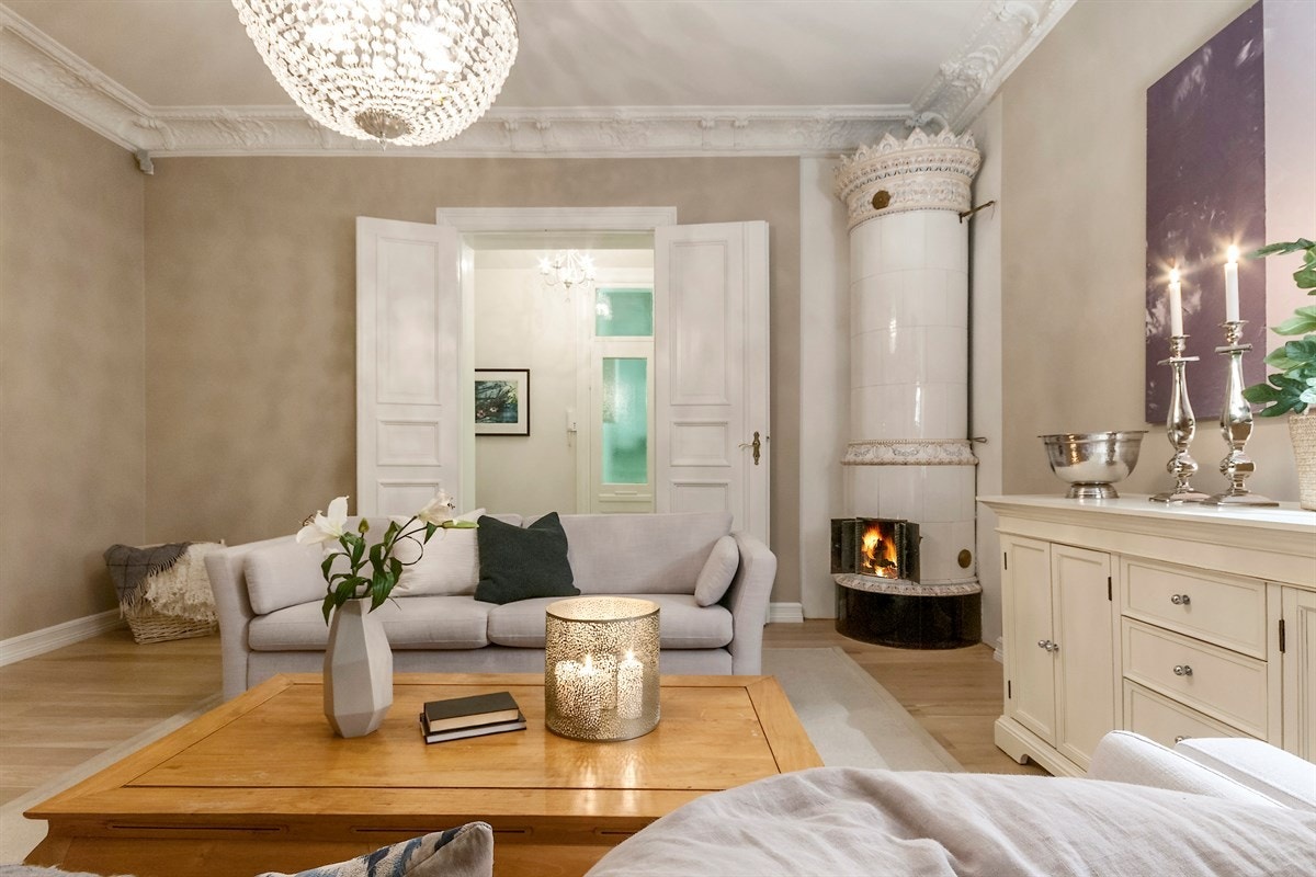 Vakker kakkelovn som pryder stuen. Bilde tatt på kvelden. Galleribilde