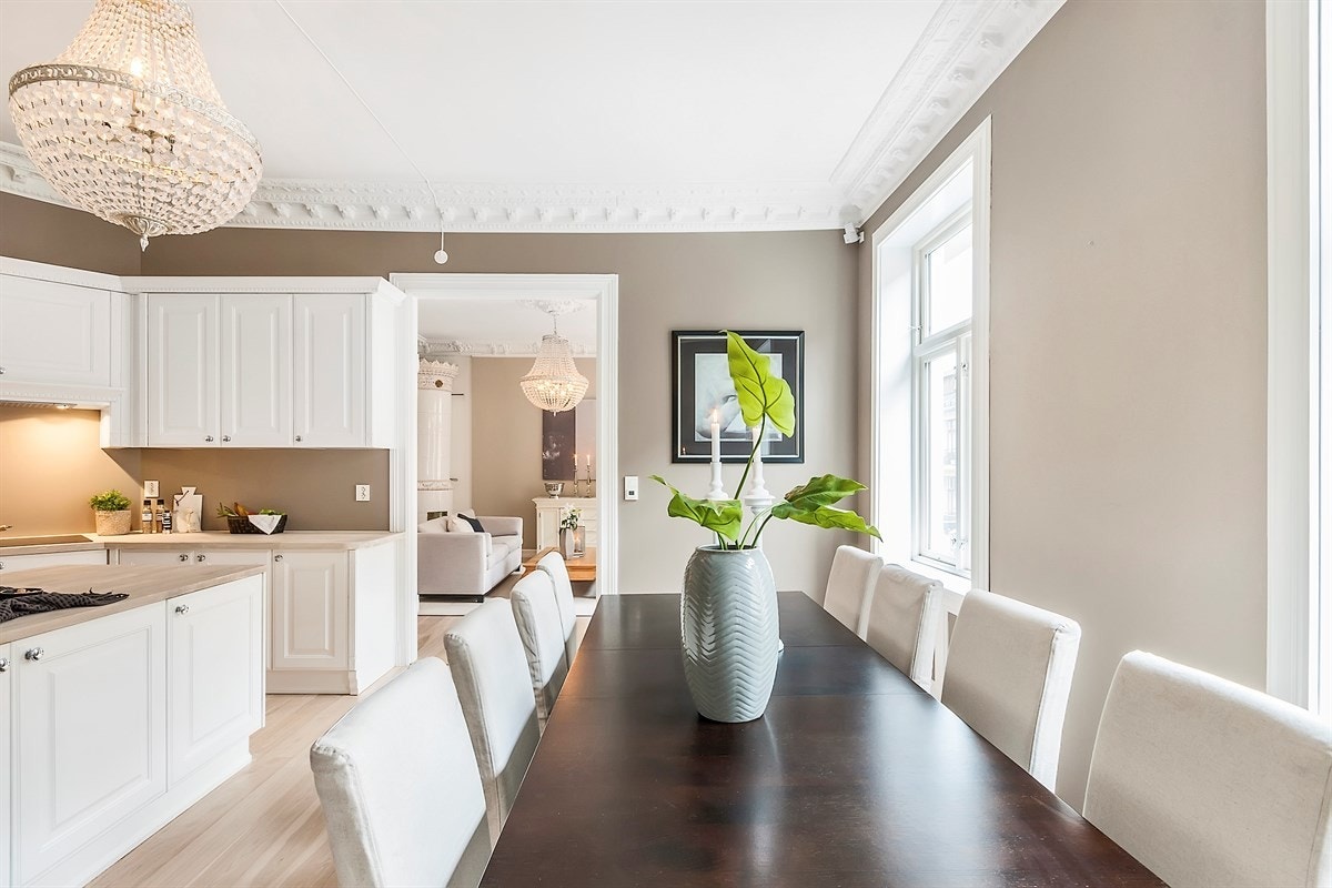 Du får alle hvitevarene integrert, inkludert en stilfull kaffemaskin fra Miele. Ovnen er også fra Miele. Rommet har plass til stort spisebord, og en pyntelig rundovn sørger for ekstra varme og hygge. Galleribilde