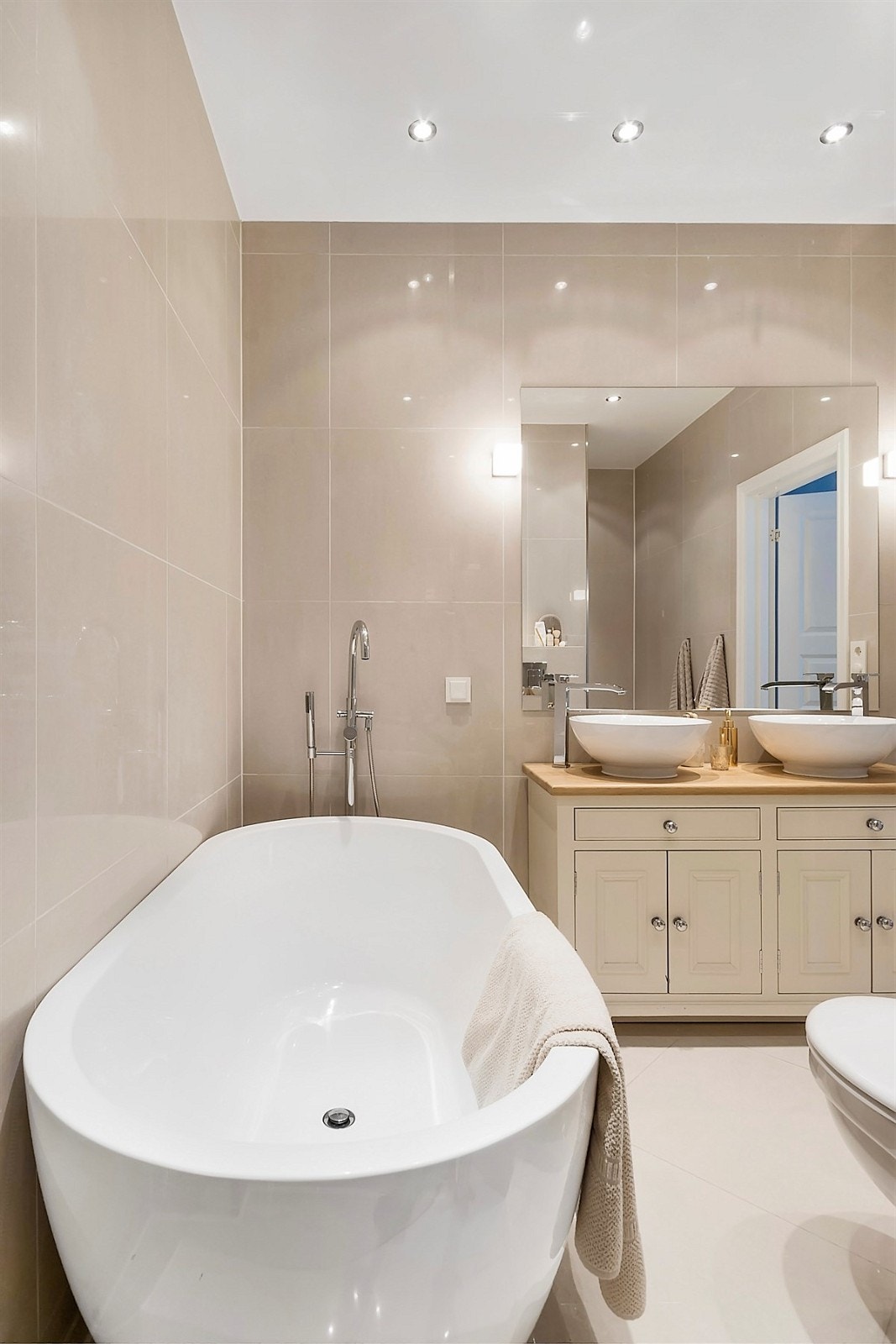 Bad/wc 1 med direkte adkomst fra hovedsoverommet Galleribilde