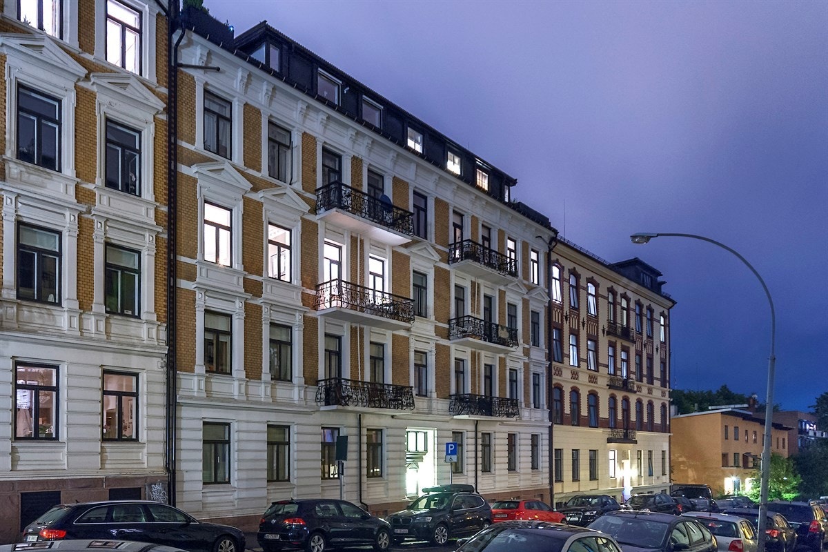 Tostrups gate 27 er en meget lekker og klassusk 6-roms selveier i en representativ bygård, oppført i 1898. Boligen ligger i byggets tredje etasje og fremstår med eksklusiv standard og moderne løsninger. Galleribilde