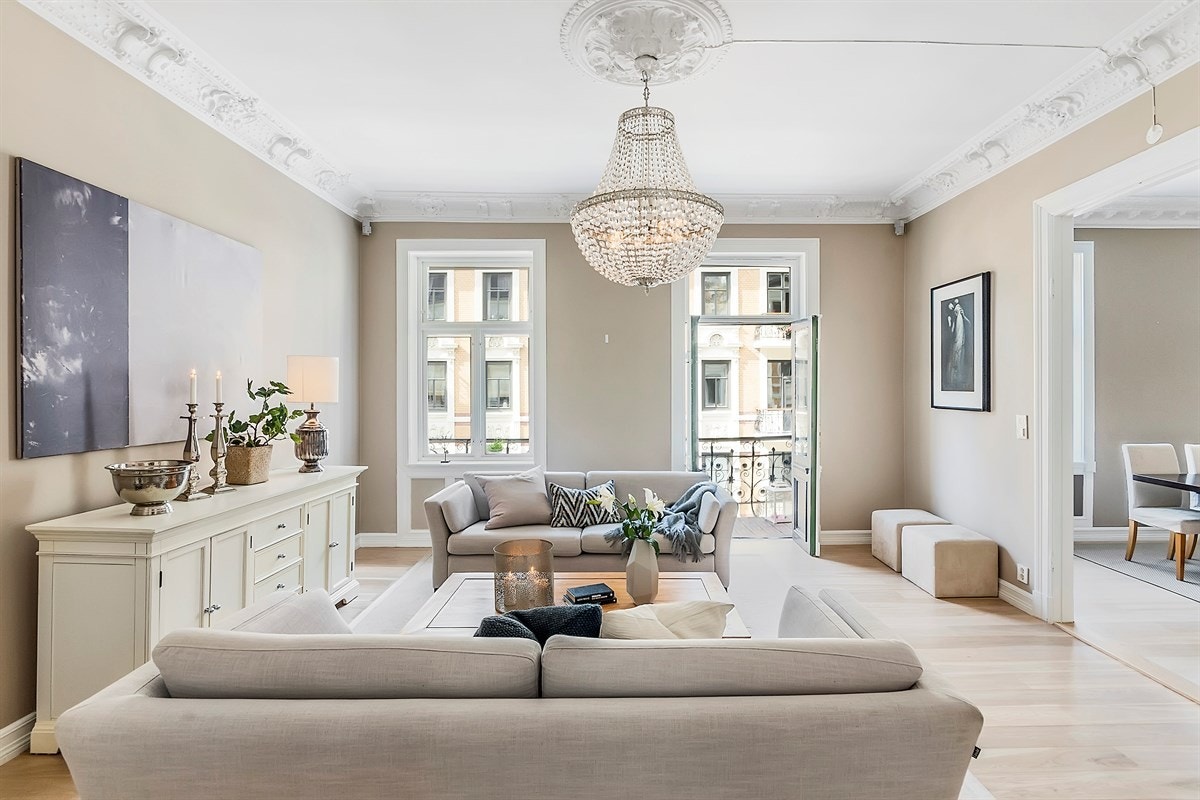 Leiligheten har en innbydende stue med åpen løsning mot spisekjøkkenet. Rommet har tofløyede dører, rabitzpussede himlinger, stukkatur og rosett, hvor selve kronjuvelen er en antikk kakkelovn Galleribilde