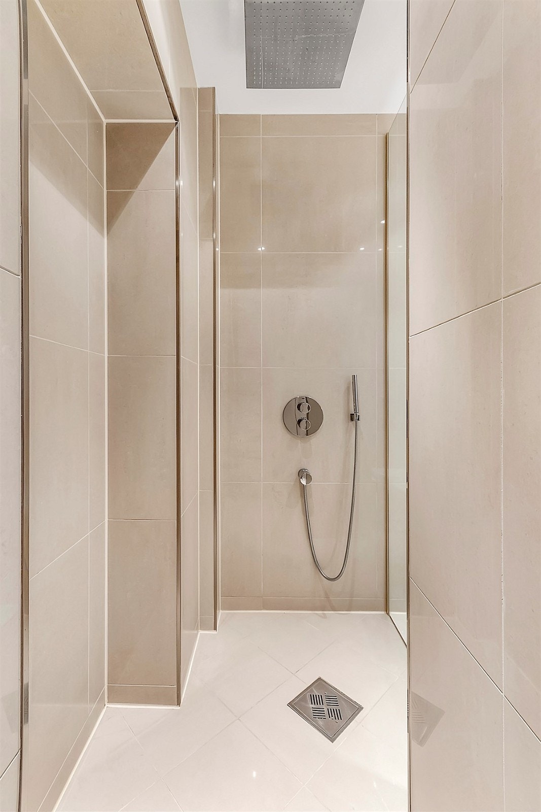 Bad/wc 1 med direkte adkomst fra hovedsoverommet Galleribilde