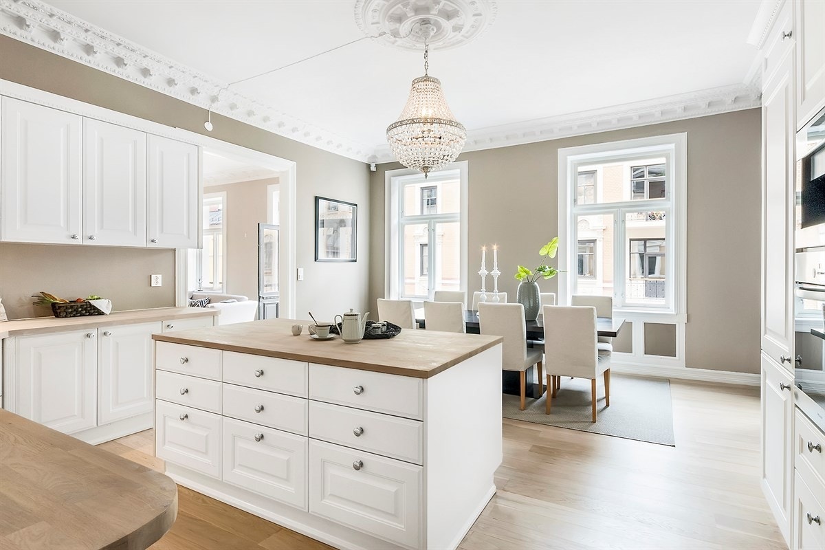 Tidløs Italiensk innredning, samt en lekker øy mot rommets spisedel gjør kjøkkenet til en tiltalende oase og et perfekt knutepunkt for familien Galleribilde