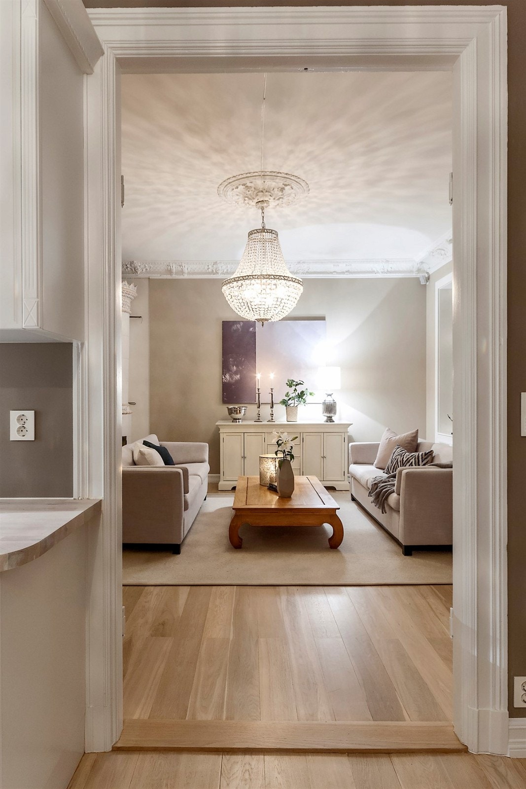 Det er totalt tre oppholdsrom i leiligheten. Stue, spisestue/kjøkken samt en tv stue/bibliotek. Rommet har tofløyede dører, rabitzpussede himlinger, stukkatur og Galleribilde