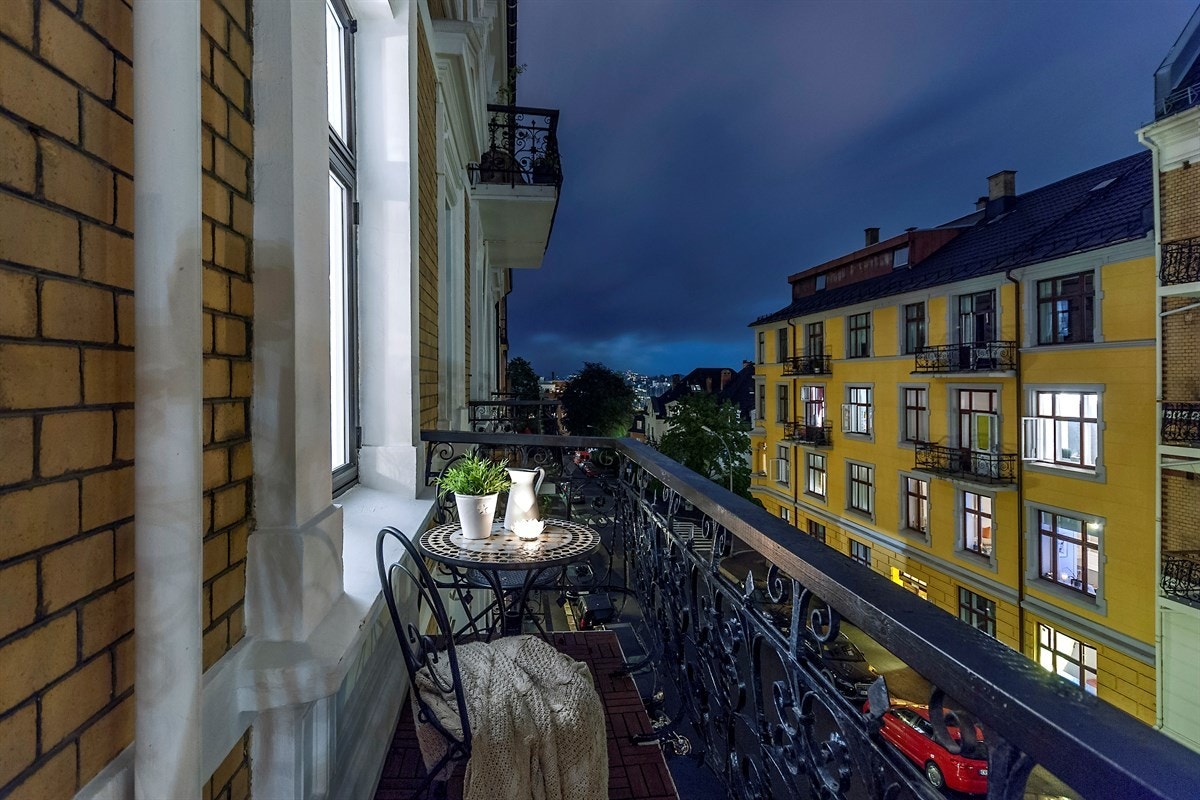 Kveldsbilde av balkongen Galleribilde