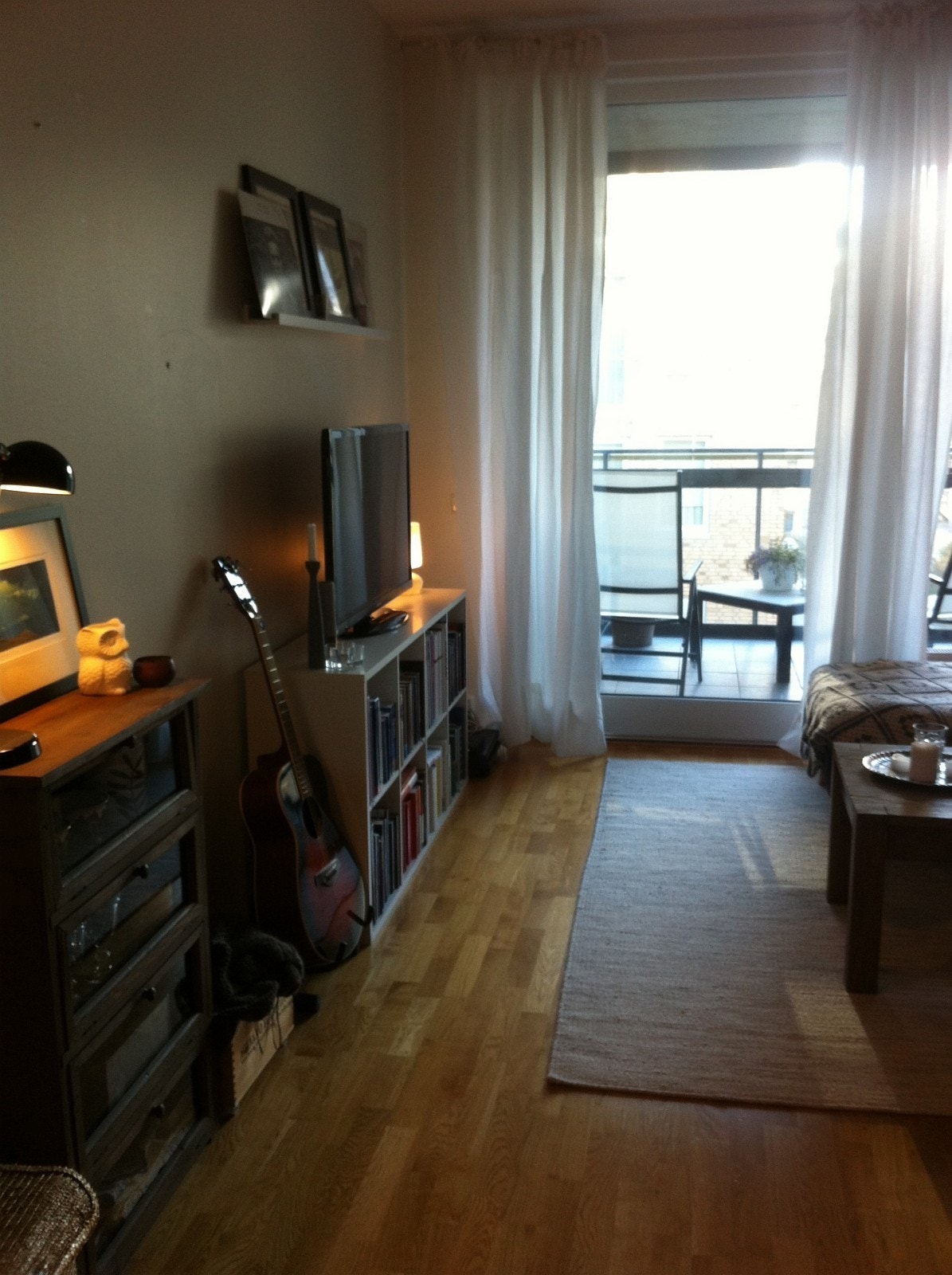 Eikeparkett og lyse vegger. Galleribilde