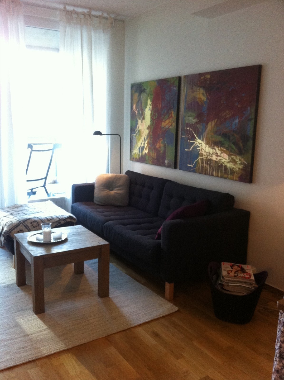 Lys stue med store vindusflater. Galleribilde