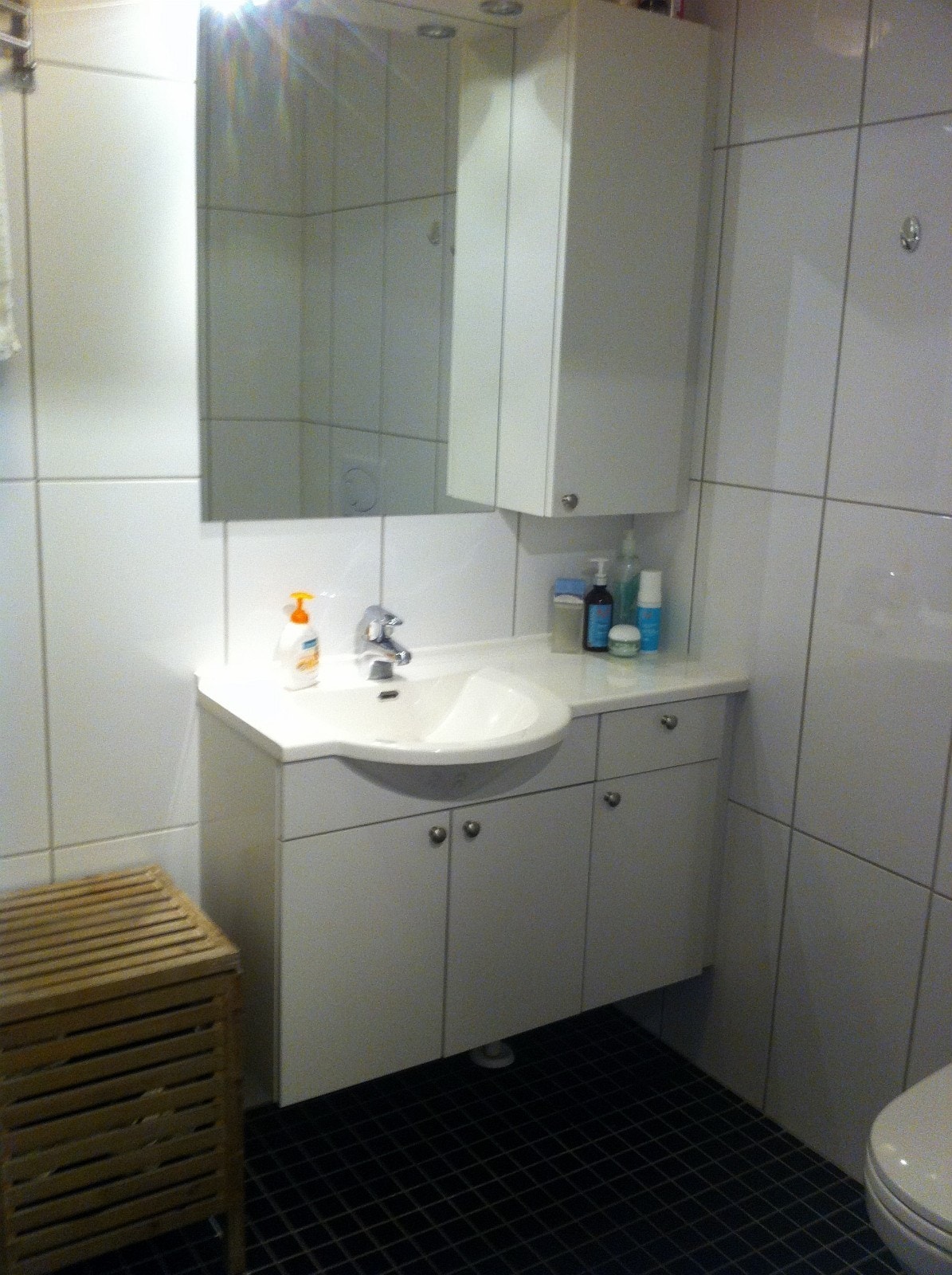 Flislagt bad med vaskemaskin. Galleribilde