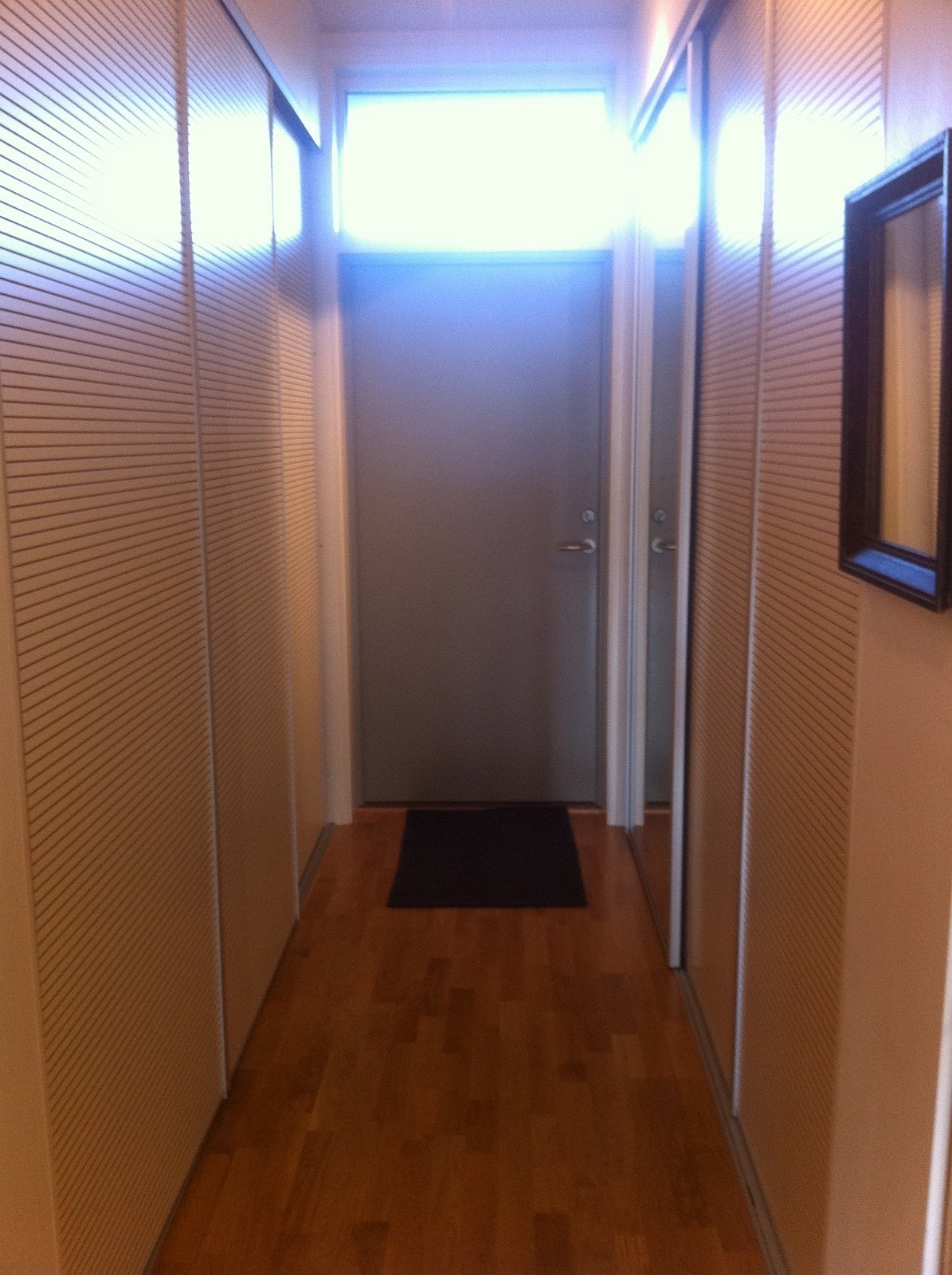 Romslig skyvedørsgarderobe med speil i gangen. Galleribilde