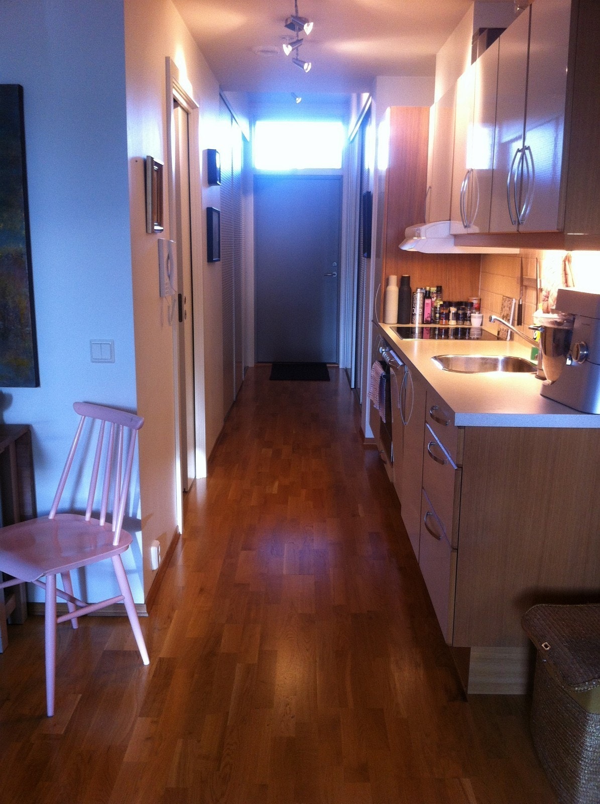 Pent kjøkken med integrert oppvaskmaskin, komfyr og kjøleskap. Galleribilde