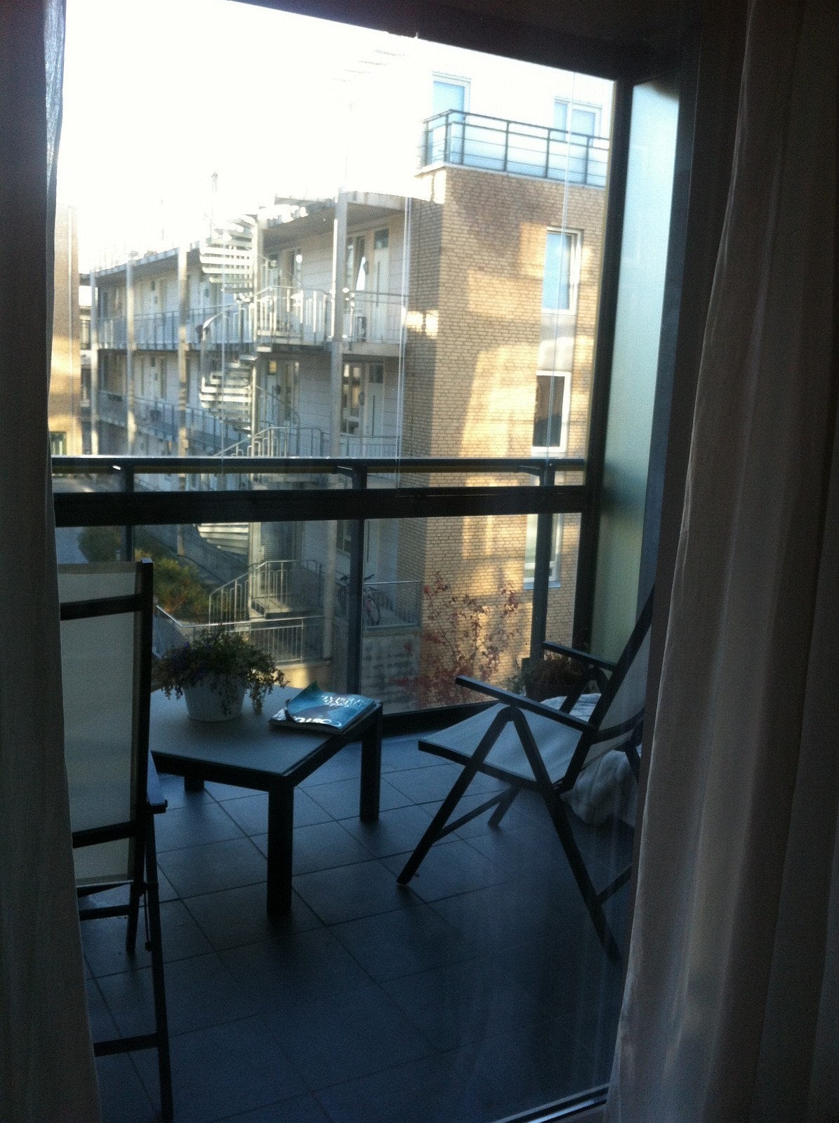 Stor og innglasset veranda med glasspanel som kan åpnes. Galleribilde