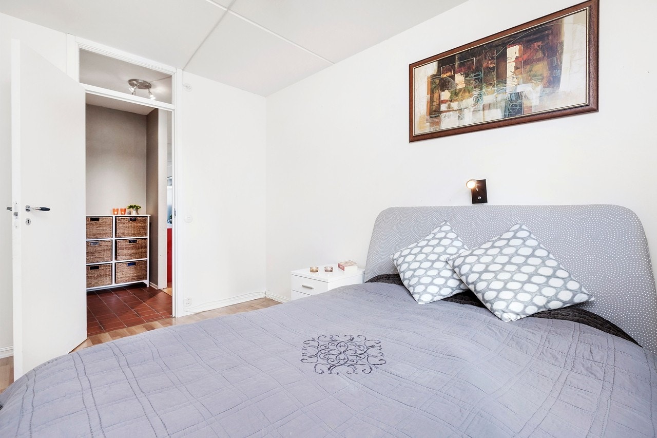 Soverom nr 1. Her sover man godt, helt uten forstyrrelser fra gatenivå eller naboer. Galleribilde