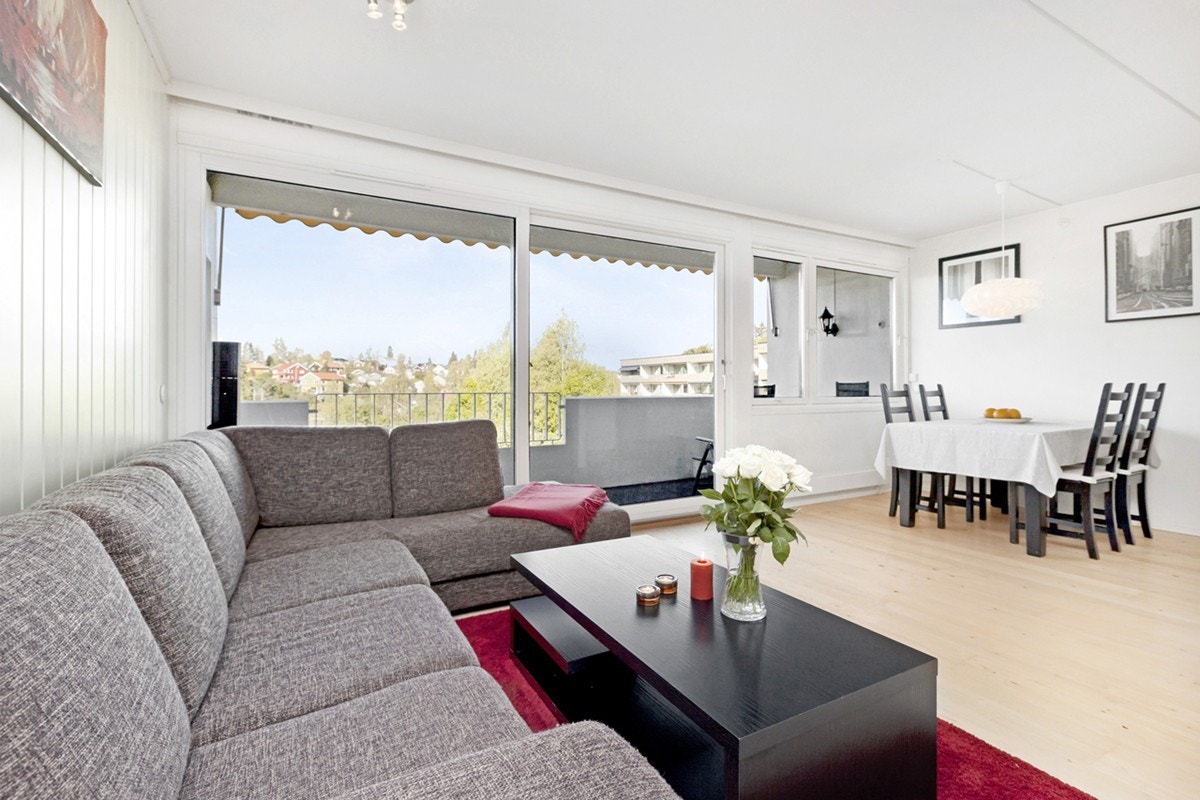 Stuen har god plass til sofagruppe og koselig spiseplass Galleribilde