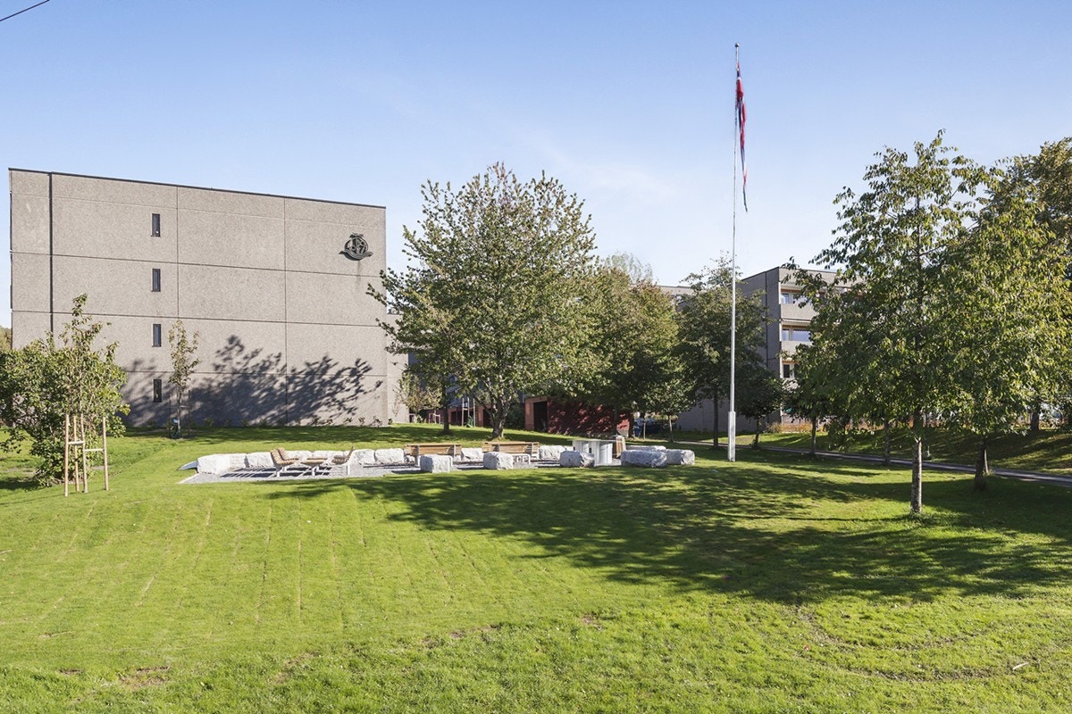 Store grøntområder her i Meklenborg, et veldrevet borettslag bestående av 410 leiligheter, grillplasser, lekeplasser mm. Så godt som bilfritt. Galleribilde