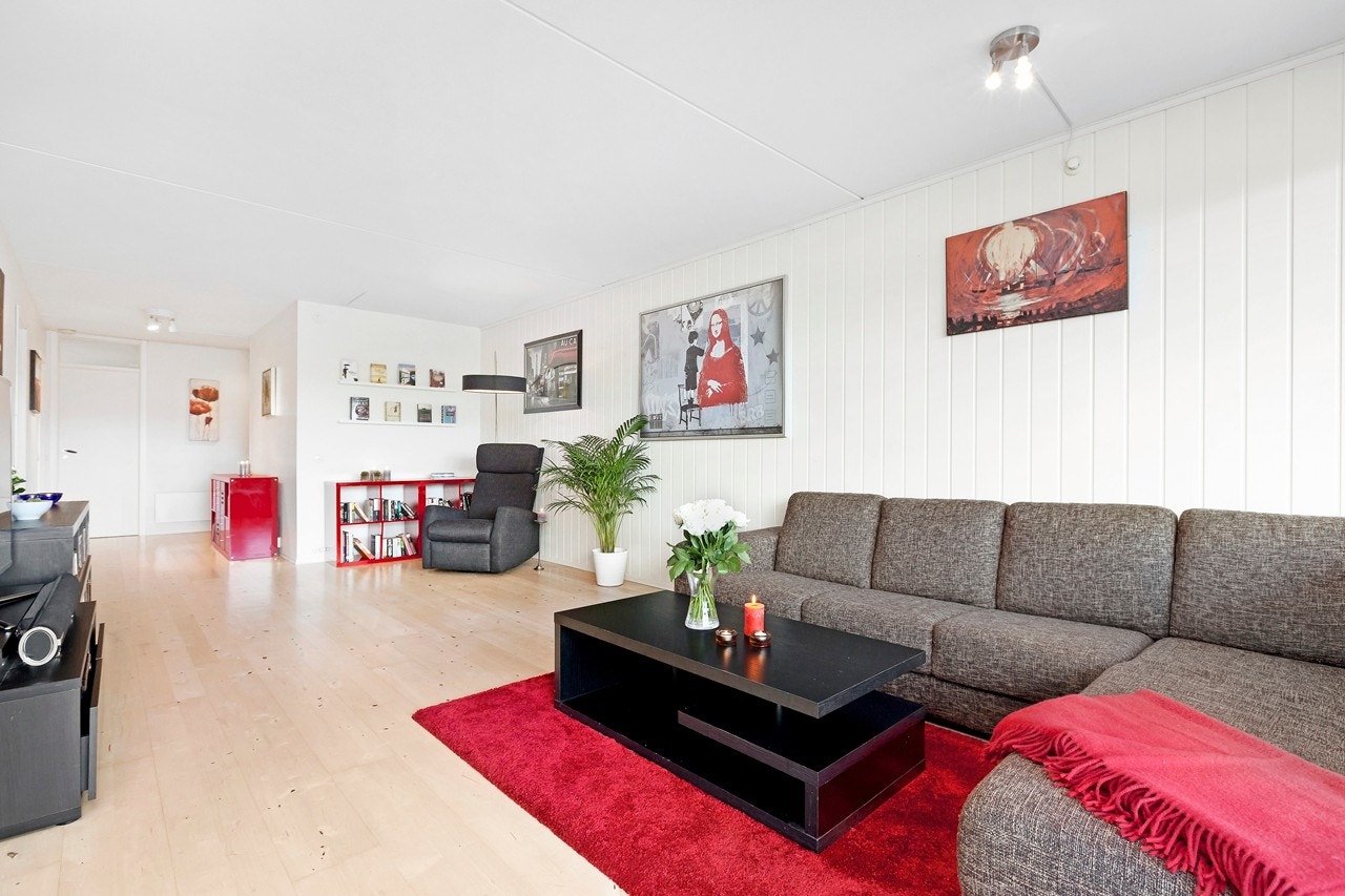 Innbydende og romslig stue med mulighet for flere sittegrupper Galleribilde