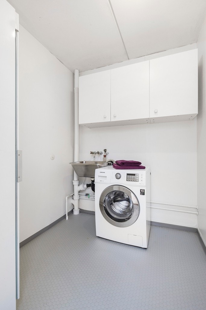 Praktisk vaskerom med skapplass. Varmeskap for klær på vaskerom følger leiligheten. Galleribilde