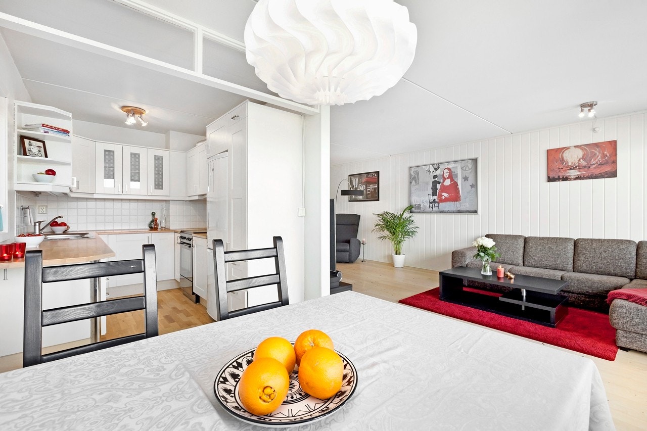 Delvis åpen løsning mellom stue og kjøkken skaper en god romfølelse. Her er det god plass til sosiale sammenkomster. Galleribilde