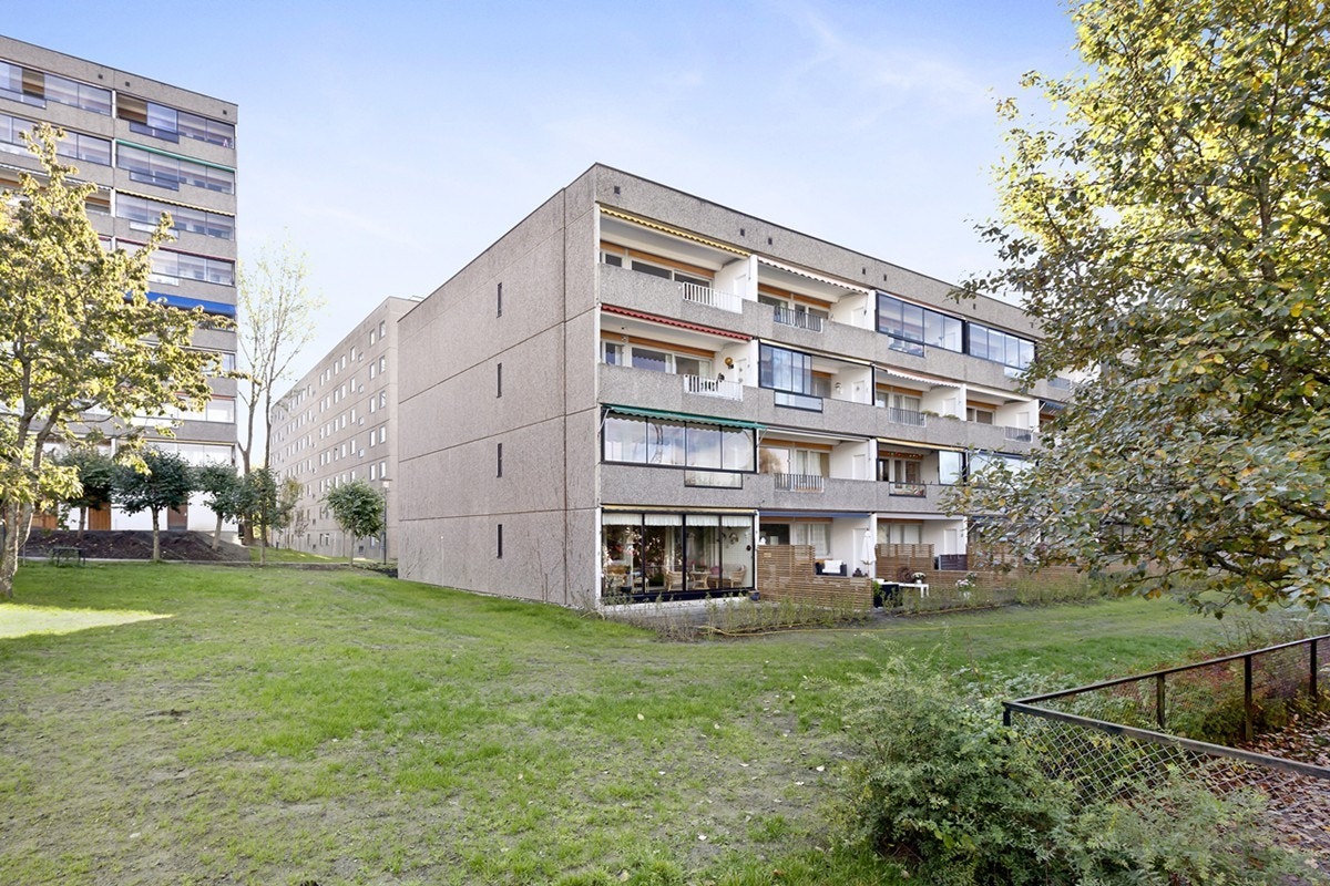 Fasade, balkongen ligger flott til, øverst til venstre. Meklenborg borettslag er et veldrevet borettslag bestående av 410 leiligheter og garasjeanlegg. Galleribilde