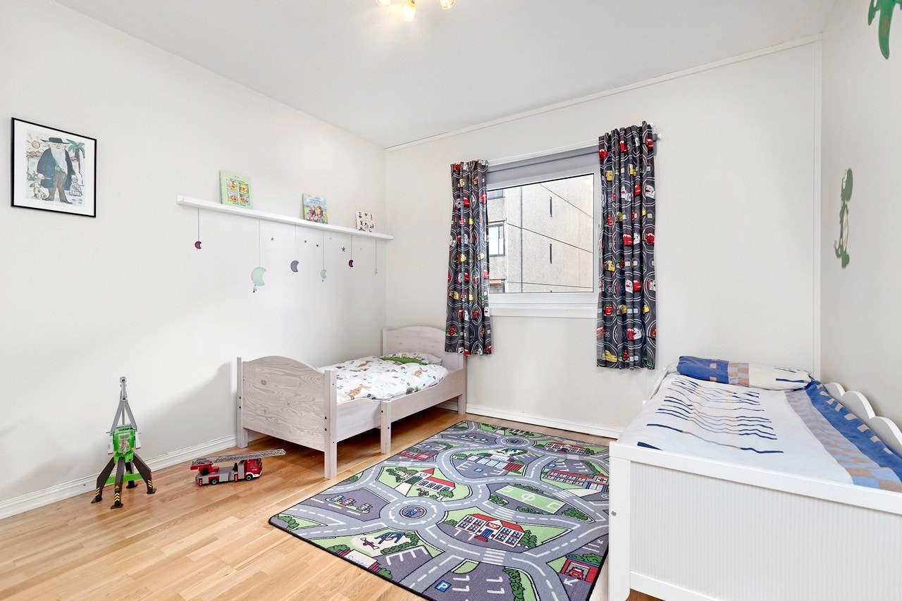 Koselig soverom nr. 2 gjort om til barnerom. Større enn soverom 1. Galleribilde