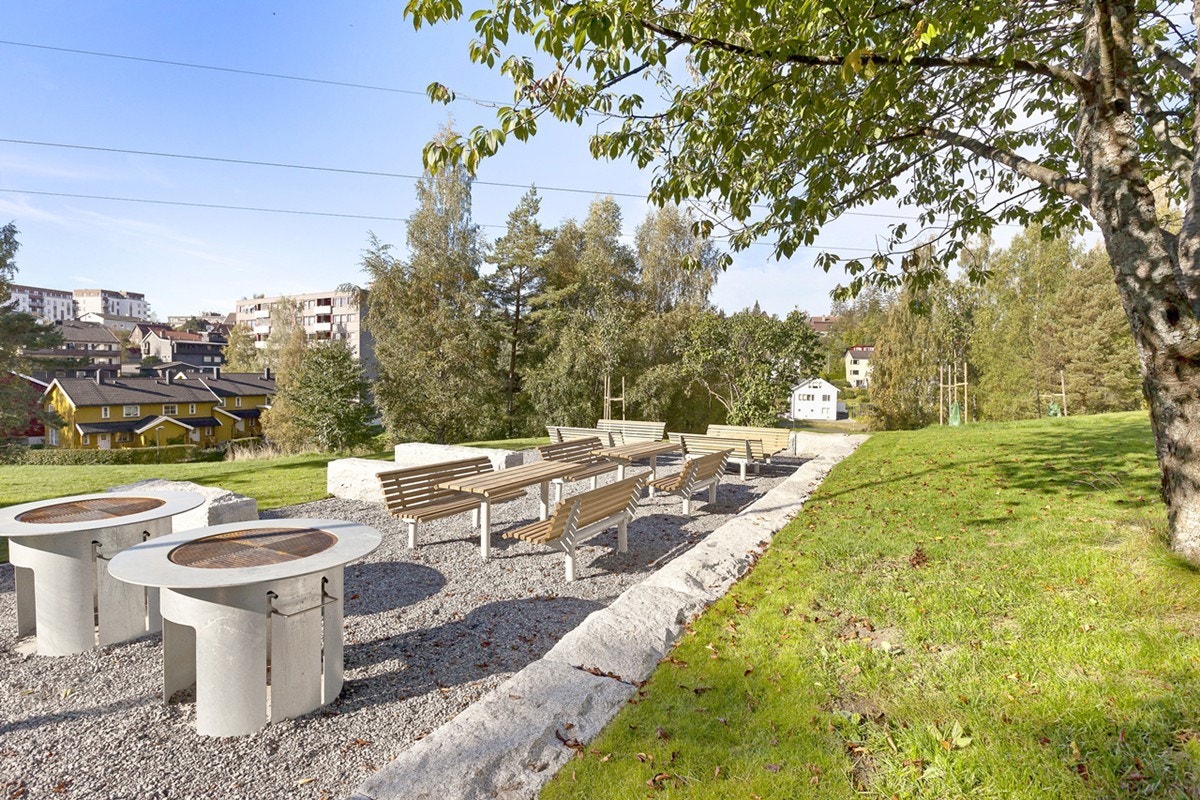 Borettslaget disponerer en stor, hyggelig grillplass som er godt besøkt av beboere i sommermånedene. Svært populært og sosialt. Voksne koser seg med mat og drikke mens barna leker på store grøntområder Galleribilde