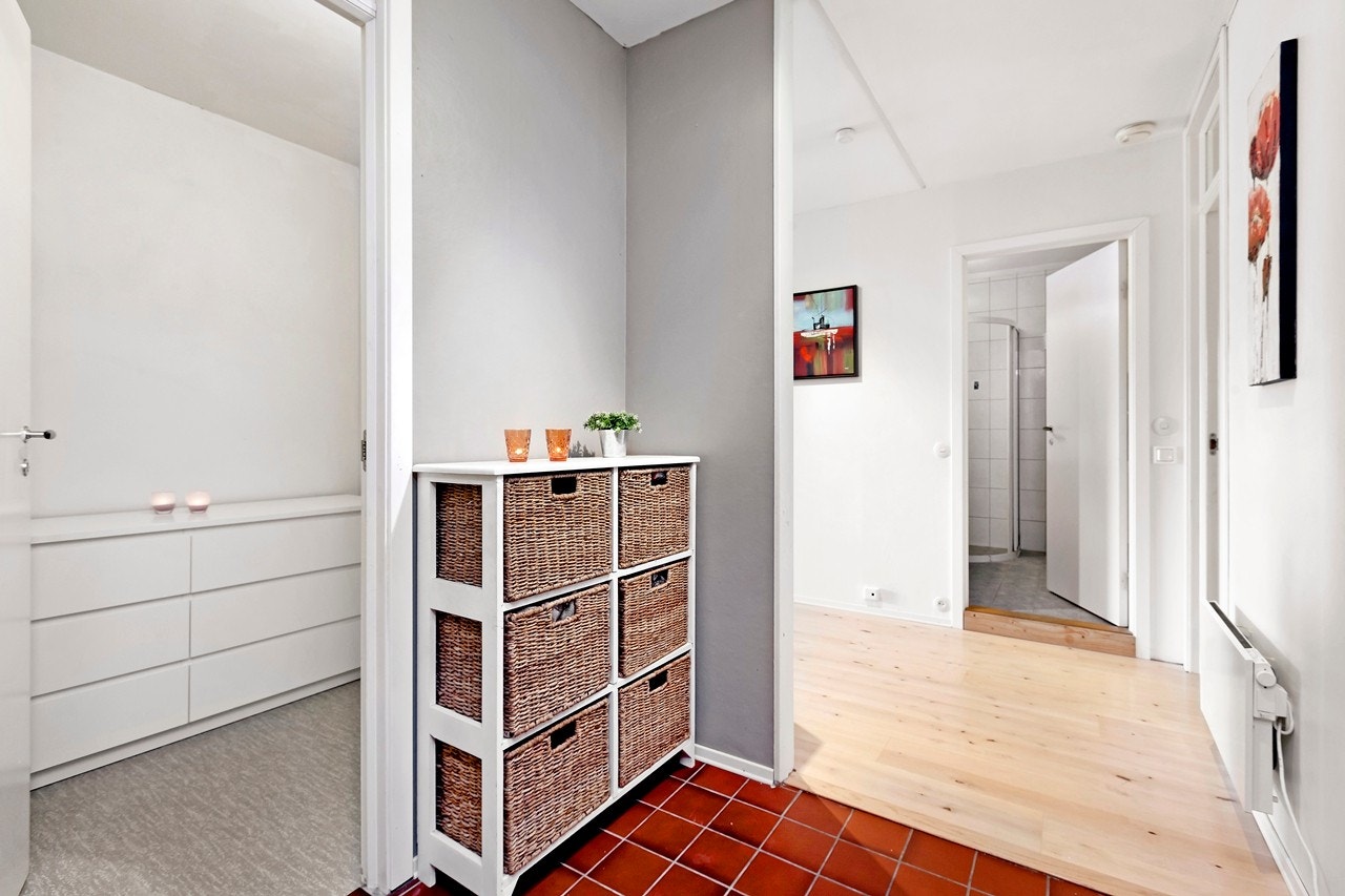 Velkommen inn! Fra entréen er det adkomst til en innvendig bod på omtrent 3m2. Her er det flere muligheter, boden kan også gjøres om til kontor, walk-in closet, eller rett og slett fjernes. Valget er ditt Galleribilde