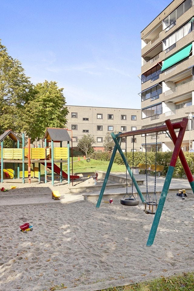 : En av flere lekeplasser i nabolaget. Her er det bare å la barna boltre seg. Galleribilde