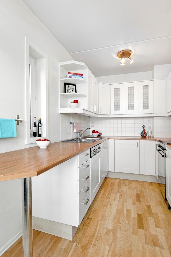 Dette koselige IKEA kjøkkenet har profilerte fronter med stålhåndtak, laminat benkeplater og plass til frittstående kjøl/frys og komfyr. Satt opp i 2000 og malt i 2012. Galleribilde