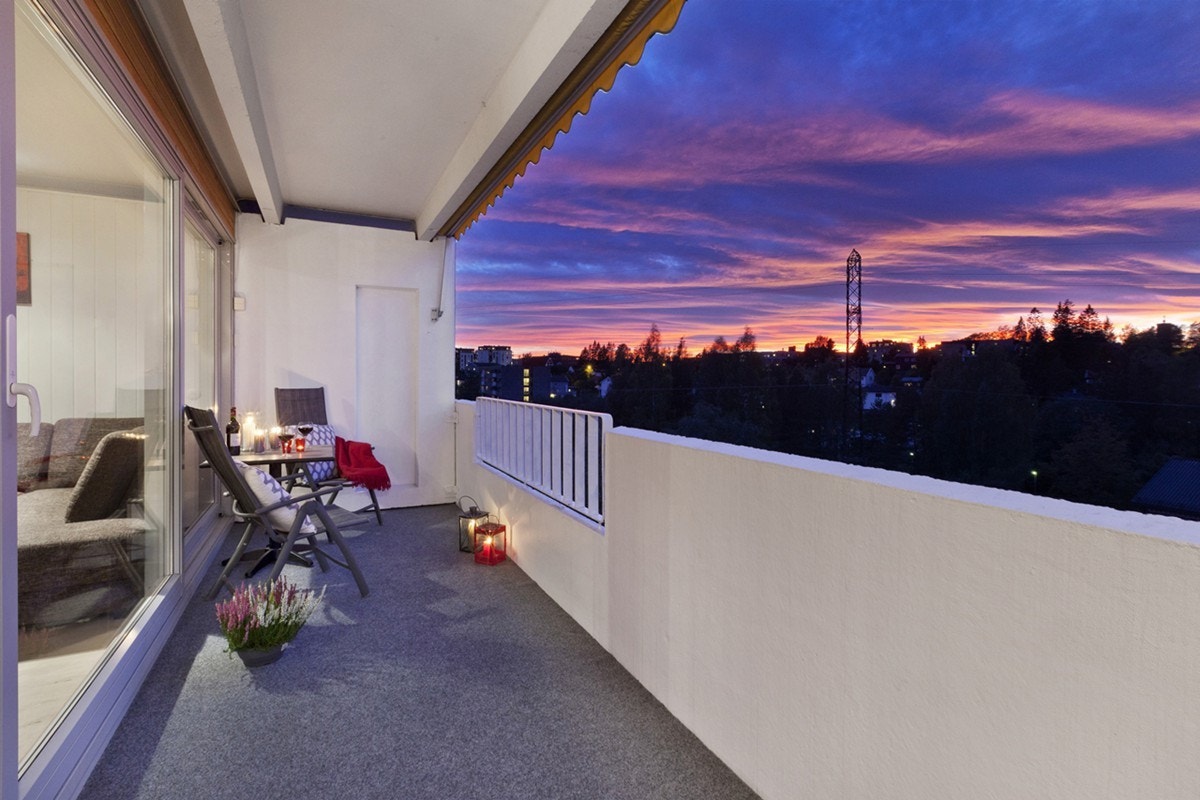 Balkongen på ca 10m2 kan by på svært hyggelige stunder med flott utsikt. Galleribilde