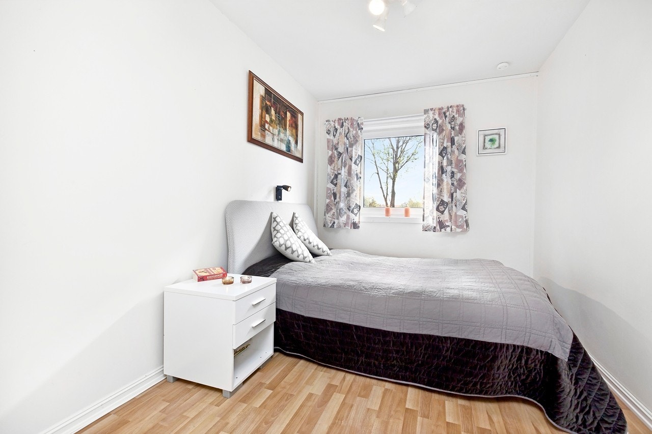 Lyst og trivelig soverom (nr 1) med god plass til dobbeltseng. Galleribilde