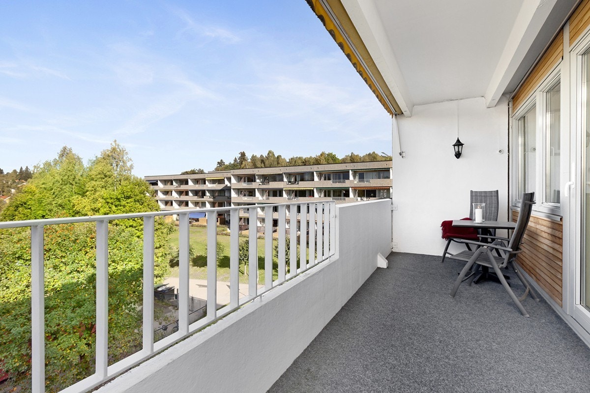 Stor, solrik balkong med ettermiddags- og kveldssol. Galleribilde